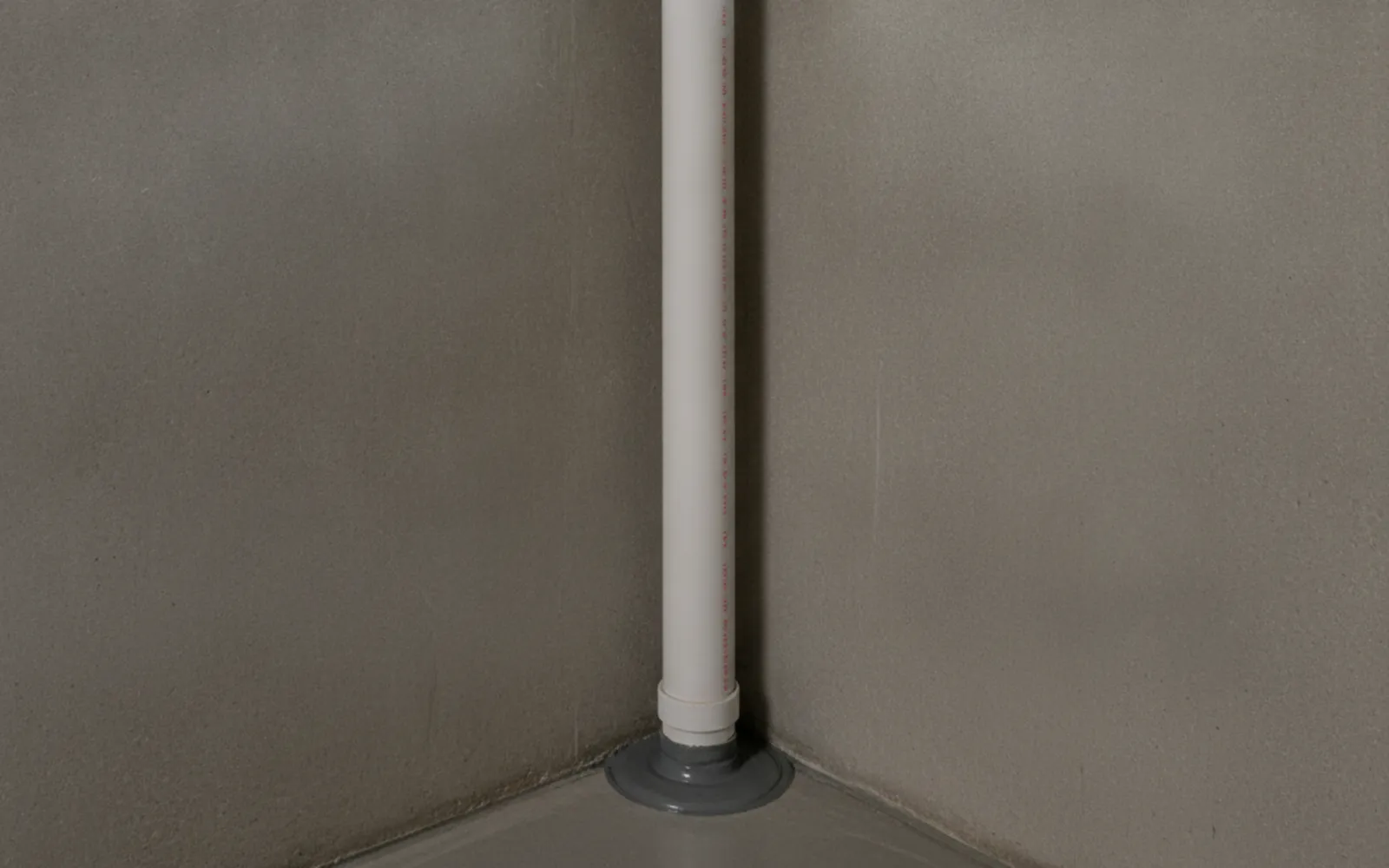 U-tube manometer on a radon pipe showing the liquid level on each side